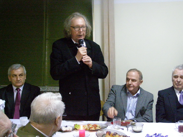 Życzenia Sybirakom składa Janusz Moos dyr. Łódzkiego Centrum Doskonalenia Nauczycieli i Kształcenia Praktycznego